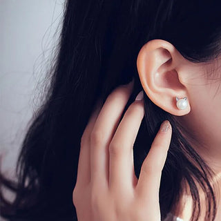 VIOLY | CAT-SHAPED PEARL EARRINGS