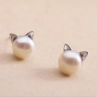 VIOLY | CAT-SHAPED PEARL EARRINGS