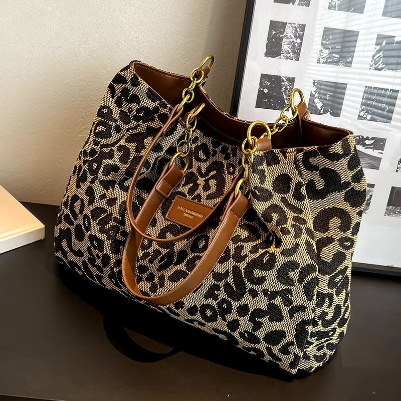 Lisanne | LUXURIOUS HANDBAG WITH PANTHER PATTERN
