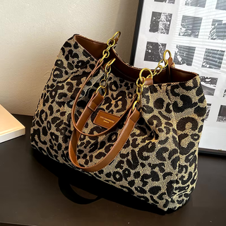 Lisanne | LUXURIOUS HANDBAG WITH PANTHER PATTERN